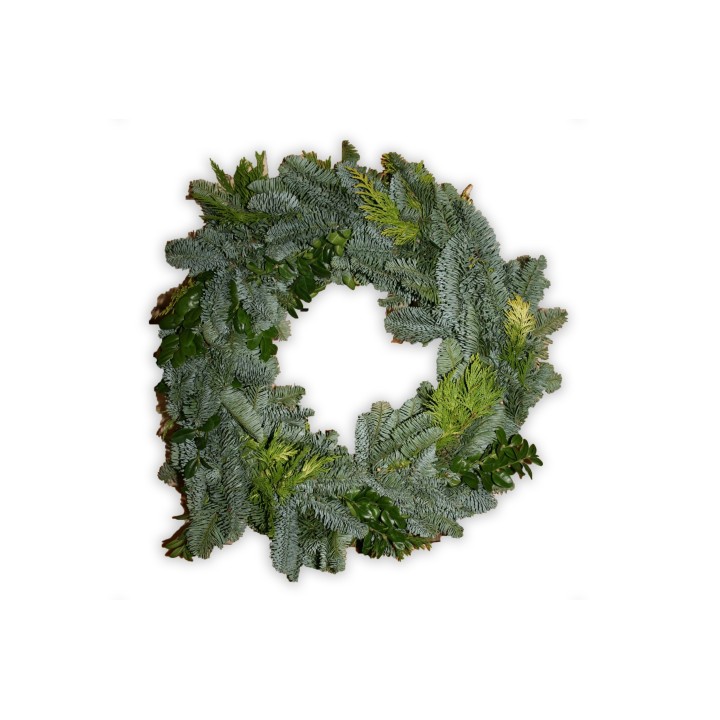Couronne de feuillage vert, mêlant sapins et feuillages, forme ronde et naturelle.