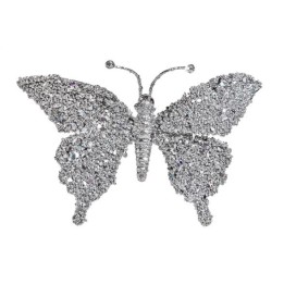Papillon brillant en cristaux argentés, aux ailes délicates et scintillantes.