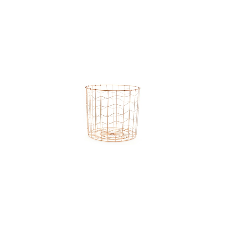 Panier en fil métallique doré, au design épuré et formes ondulées.