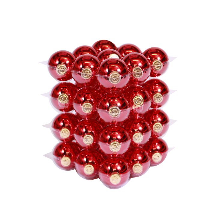 Empilement de boules rouges brillantes avec accents dorés, créant un effet festif.