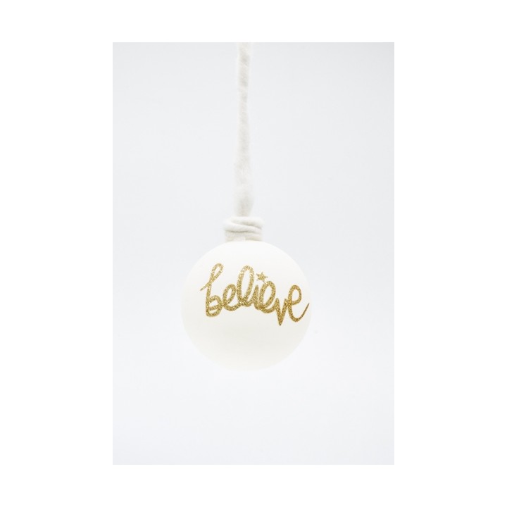 Boule blanche ornée de paillettes dorées, suspendue par une corde fine.