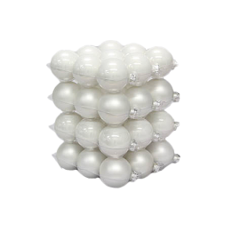 Empilement de boules blanches brillantes, créant une structure géométrique élégante.