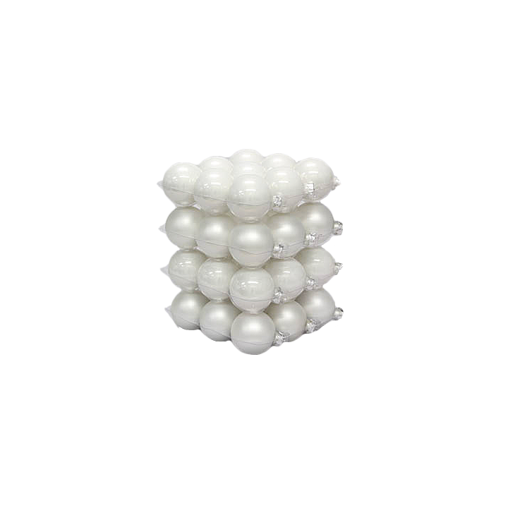 Empilement de boules blanches brillantes, créant une structure géométrique élégante.