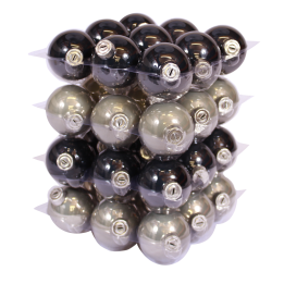 Boules décoratives noires, argentées et grises empilées dans un emballage transparent.