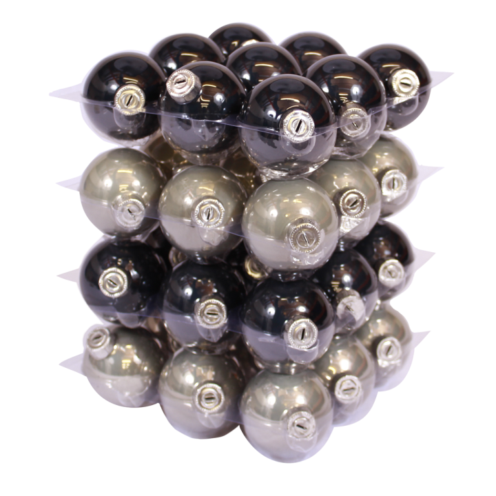 Boules décoratives noires, argentées et grises empilées dans un emballage transparent.