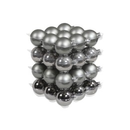 Empilement de boules métalliques argentées, brillantes et mates, créant un effet de profondeur.
