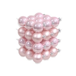 Boules de Noël brillantes en rose pastel, disposées en forme de pyramide.