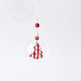 Ornement transparent avec un sapin rouge à carreaux, suspendu par des perles colorées.
