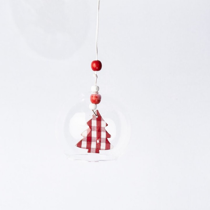 Ornement transparent avec un sapin rouge à carreaux, suspendu par des perles colorées.