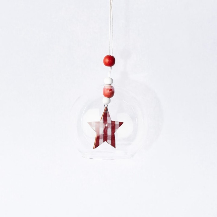 Étoile rouge et blanche suspendue, entourée de perles colorées sur fond clair.