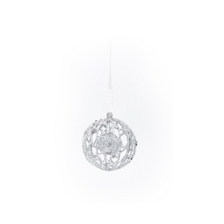 Boule décorative argentée, en dentelle, suspendue sur fond blanc lumineux.