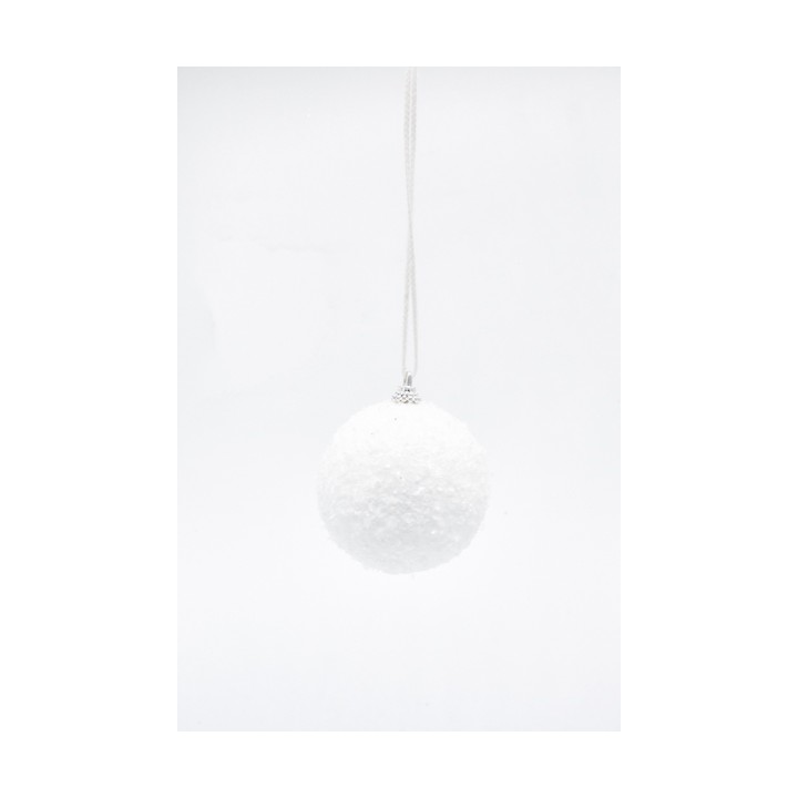 Boule blanche floconneuse suspendue, évoquant la neige ou un Noël épuré.