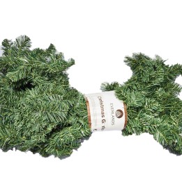 Guirlande verte en plastique, imitant des branches de sapin, prête pour les décorations de Noël.
