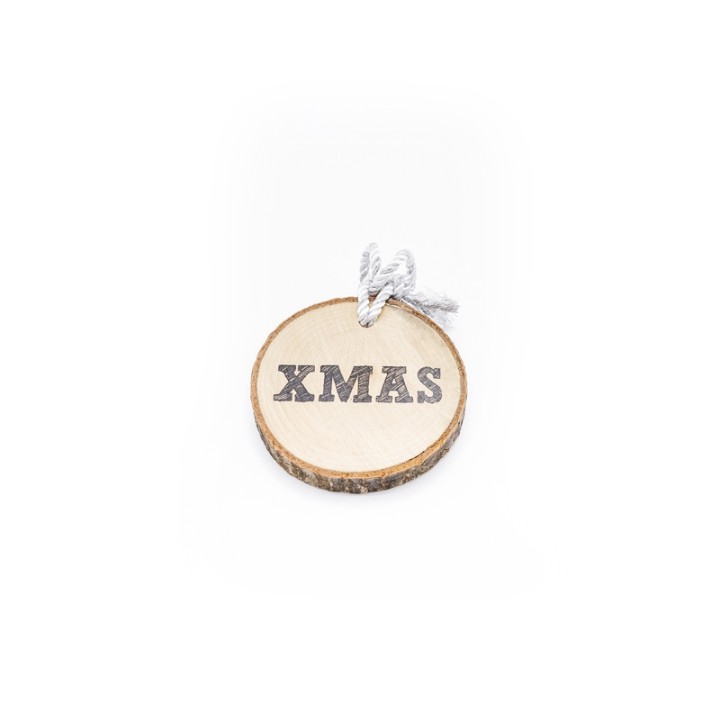 Étiquette en bois naturel avec inscription "XMAS" et cordon blanc.