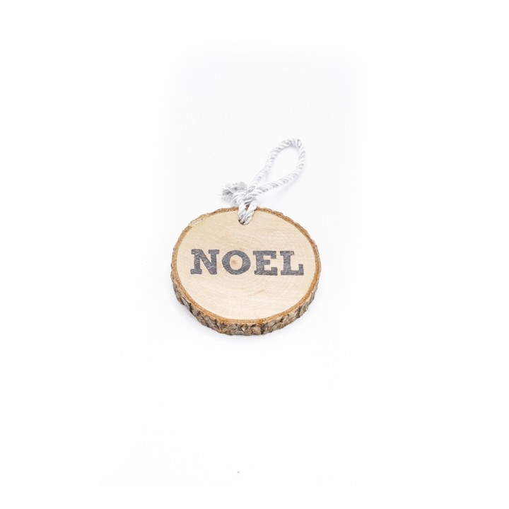 Étiquette en bois clair gravée du mot "NOEL", suspendue par une cordelette.