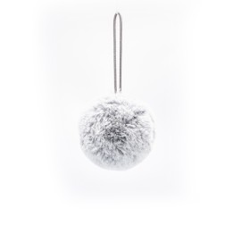Pompon en fausse fourrure grise suspendu, doux et moelleux, sur fond blanc.
