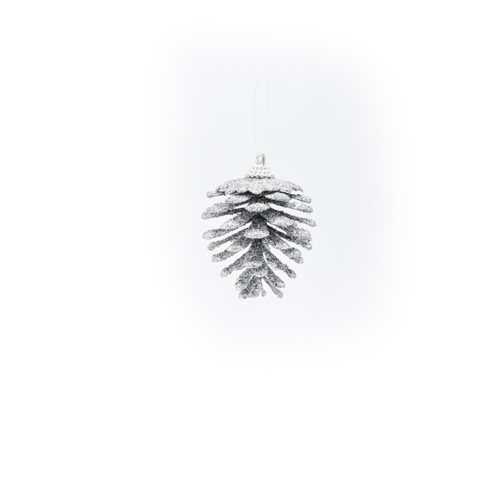 Pomme de pin argentée suspendue, éclat scintillant sur fond blanc épuré.