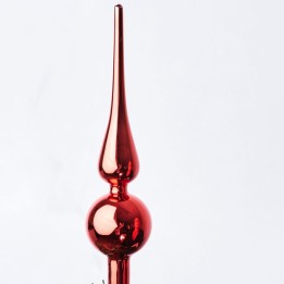 Pointe en verre rouge brillant, avec des formes sphériques et allongées élégantes.