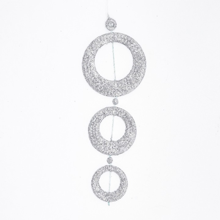 Suspension scintillante en argent, composée de trois cercles de tailles décroissantes.