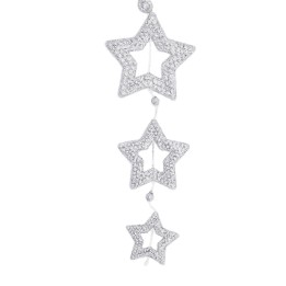 Trois étoiles en argent ornées de brillants scintillants, suspendues élégamment.