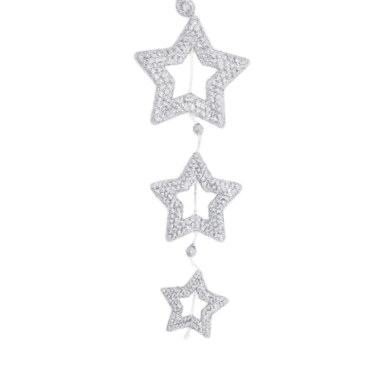 Trois étoiles en argent ornées de brillants scintillants, suspendues élégamment.