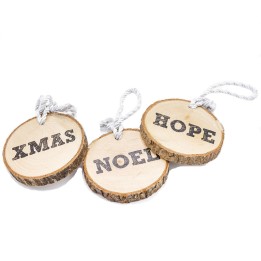 Étiquettes en bois rond, gravées, avec des mots festifs et une cordelette.