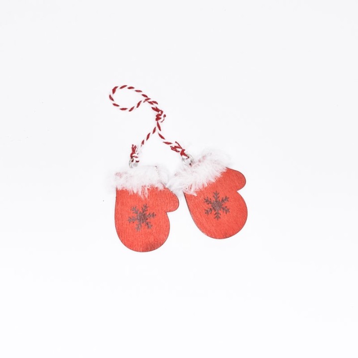 Gants de Noël en papier rouge, bordés de fourrure blanche, suspendus par une cordelette.