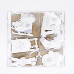 Décorations hivernales blanches avec motifs de flocons, évoquant la magie de Noël.