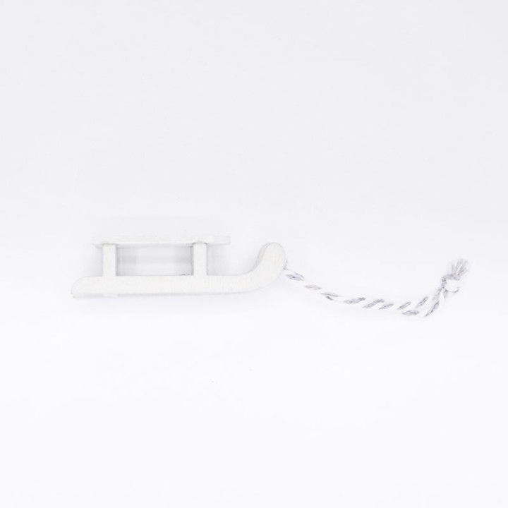 Luge blanche minimaliste avec une corde, sur fond neutre.