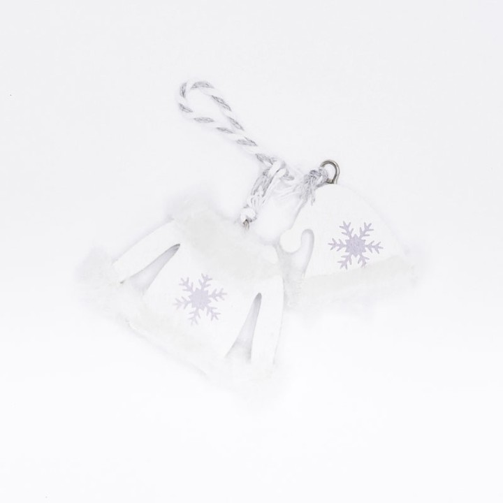 Deux décorations blanches en forme de gants et de bonnet, ornées de flocons de neige.