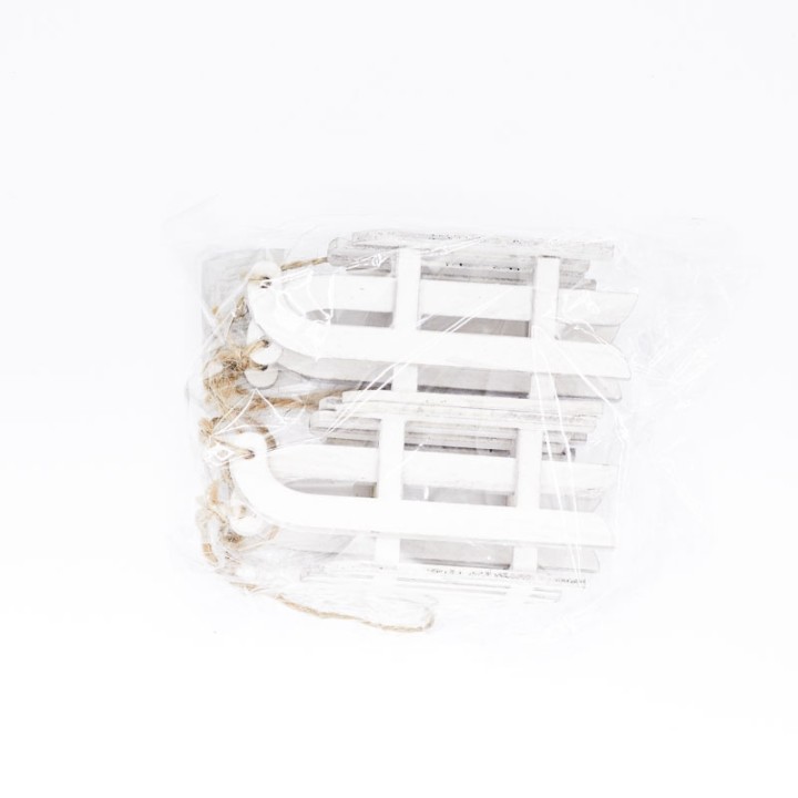 Deux luges blanches en bois, emballées avec une corde, sur fond blanc.