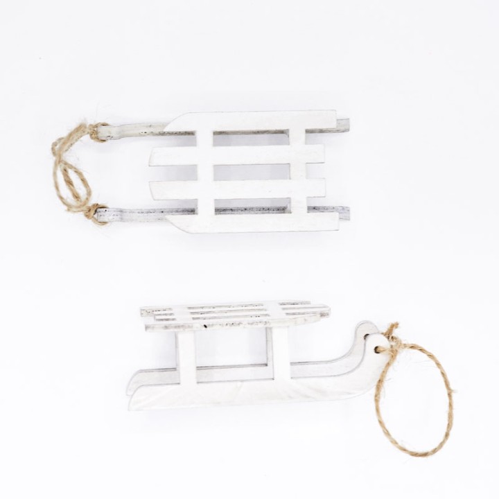 Deux traîneaux décoratifs en bois blanc, l'un plus grand et l'autre en forme de canard.