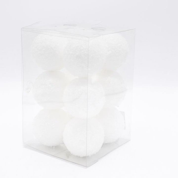 Boulettes blanches en polystyrène, empilées dans une boîte transparente.