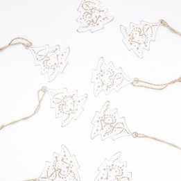 Étiquettes blanches en forme de sapin, ornées de motifs dorés, suspendues par une ficelle.