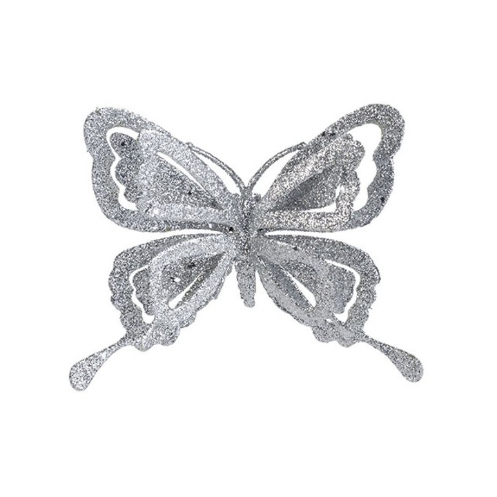 Papillon argenté scintillant, aux ailes délicates et découpées, reflet de lumière éblouissant.