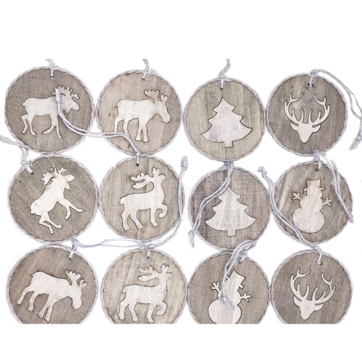 Douze décorations en bois, motifs festifs gravés : animaux, sapins et bonhommes de neige.