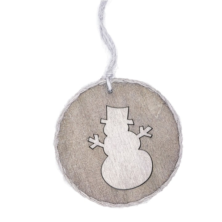 Médaillon en bois avec une silhouette de bonhomme de neige gravée, cordon en fil.