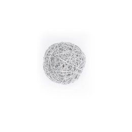 Boule de fil blanc, délicate, tissée de manière désordonnée sur fond blanc.