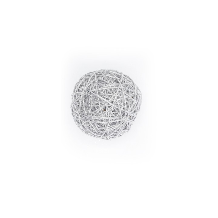 Boule de fil blanc, délicate, tissée de manière désordonnée sur fond blanc.