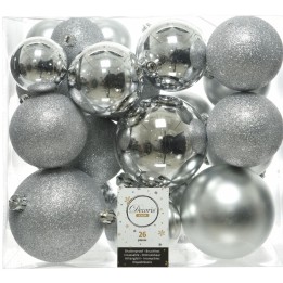 Assortiment de boules décoratives argentées, brillantes et scintillantes pour les fêtes.