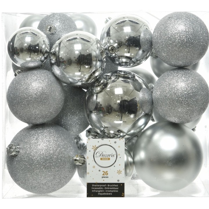 Assortiment de boules décoratives argentées, brillantes et scintillantes pour les fêtes.