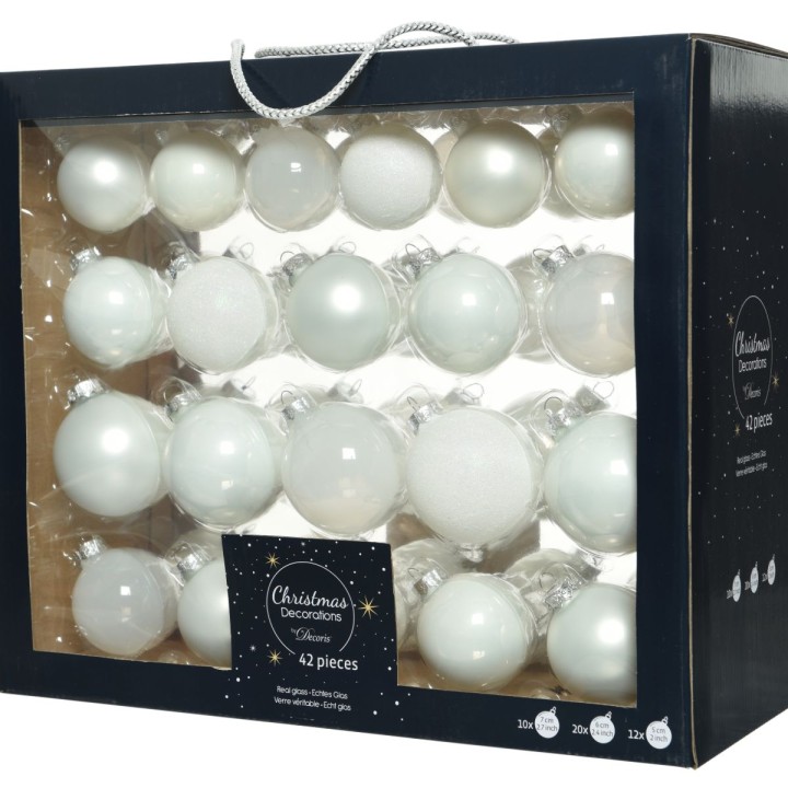 Boîte de 42 boules de Noël en verre, blanches et brillantes, avec des finitions variées.