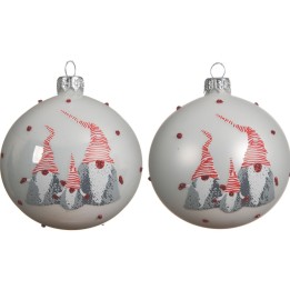 Boules de Noël blanches décorées de gnomes rouges et argentés, avec des pois colorés.