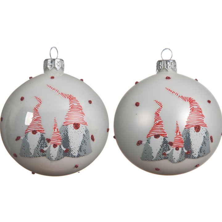 Boules de Noël blanches décorées de gnomes rouges et argentés, avec des pois colorés.