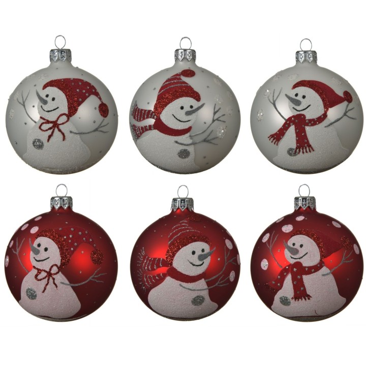 Boules de Noël blanches et rouges, ornées de bonhommes de neige joyeux et de flocons.