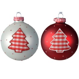 Boules de Noël blanches et rouges ornées d'un sapin à carreaux vichy.