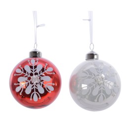 Boules de Noël rouge et blanche ornées de flocons de neige délicats.