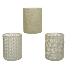Trois bougeoirs en verre clair, ornés de motifs délicats et modernes.