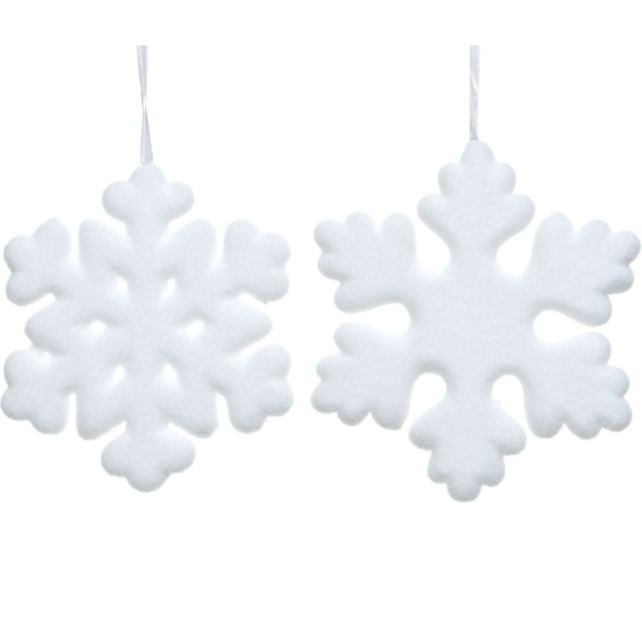 Flocons de neige en feutre blanc, aux formes délicates et douces, suspendus par un fil.