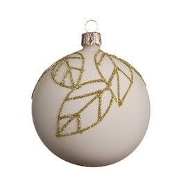 Boule de Noël blanche ornée de feuilles dorées brillantes, élégante et festive.
